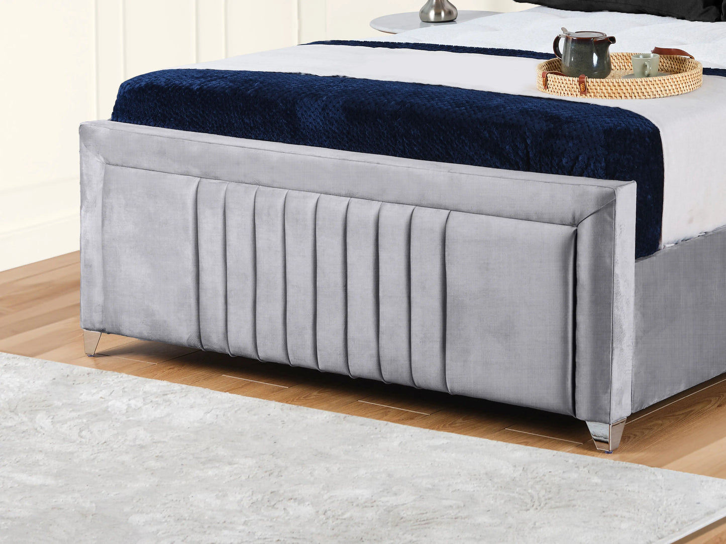 Cannas upholstered bed