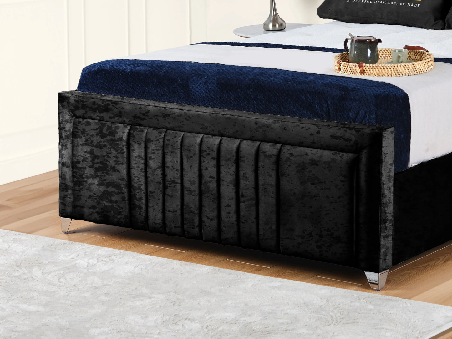 Cannas upholstered bed