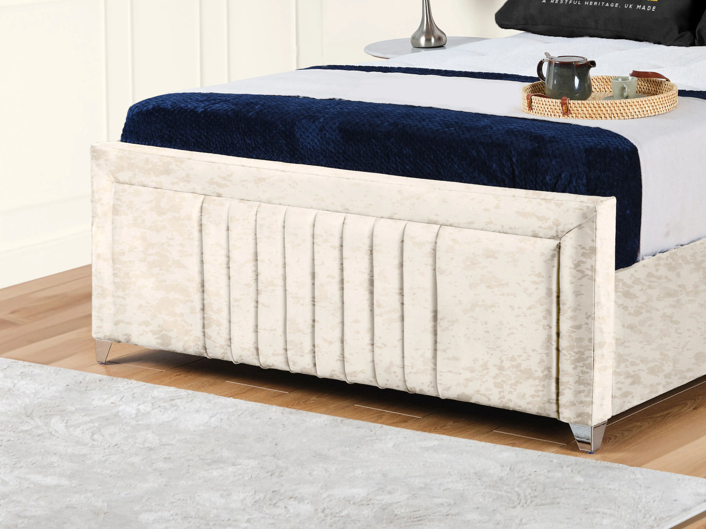Cannas upholstered bed
