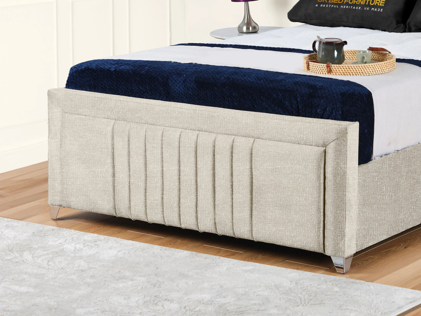 Cannas upholstered bed