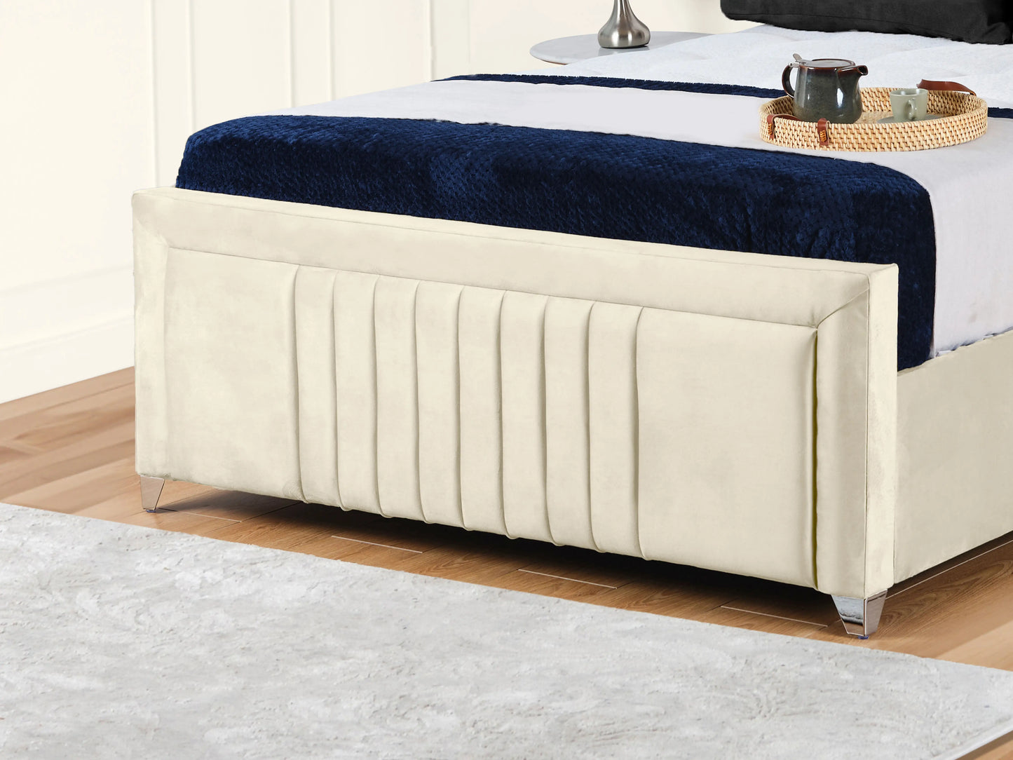 Cannas upholstered bed