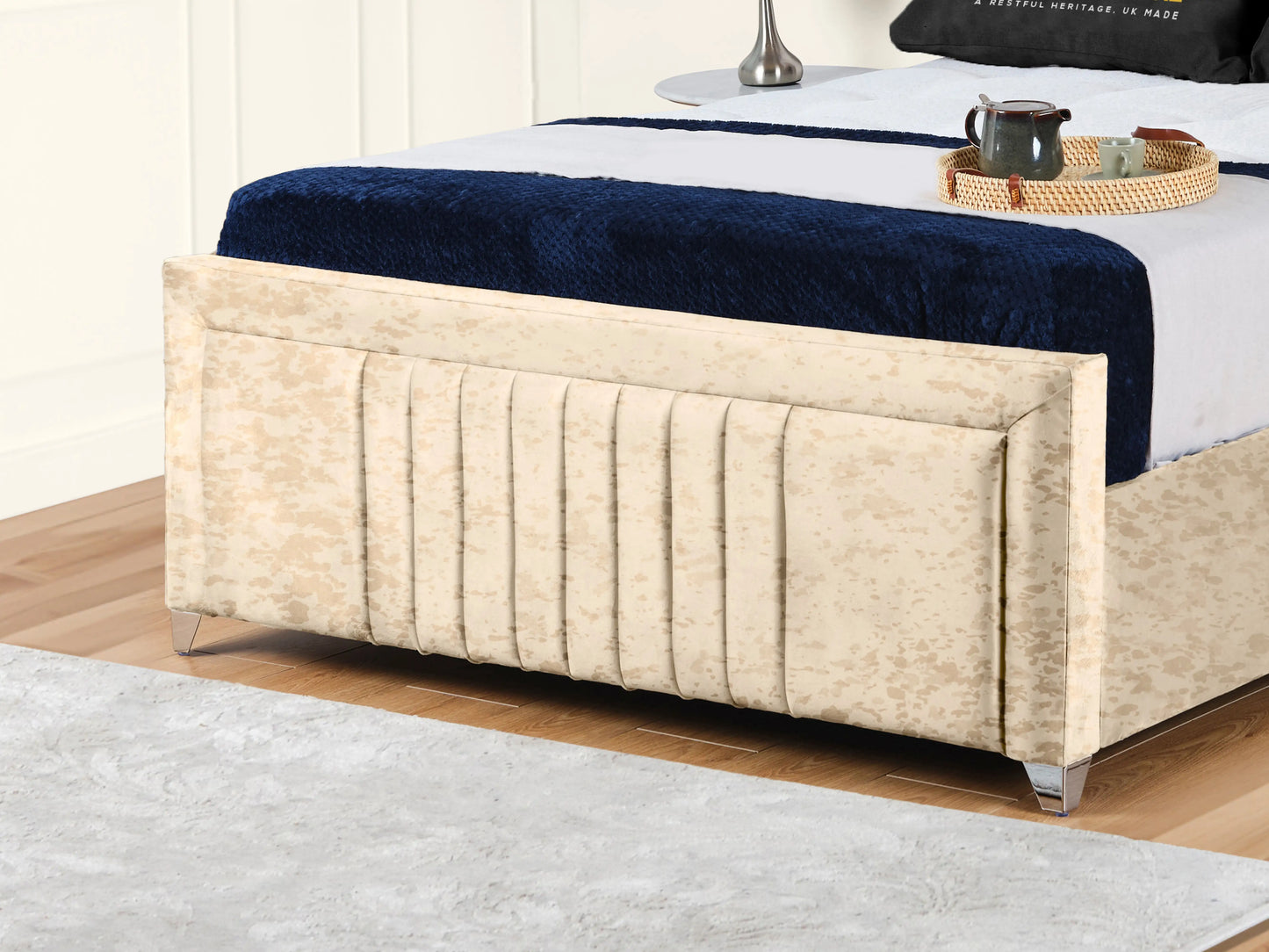 Cannas upholstered bed