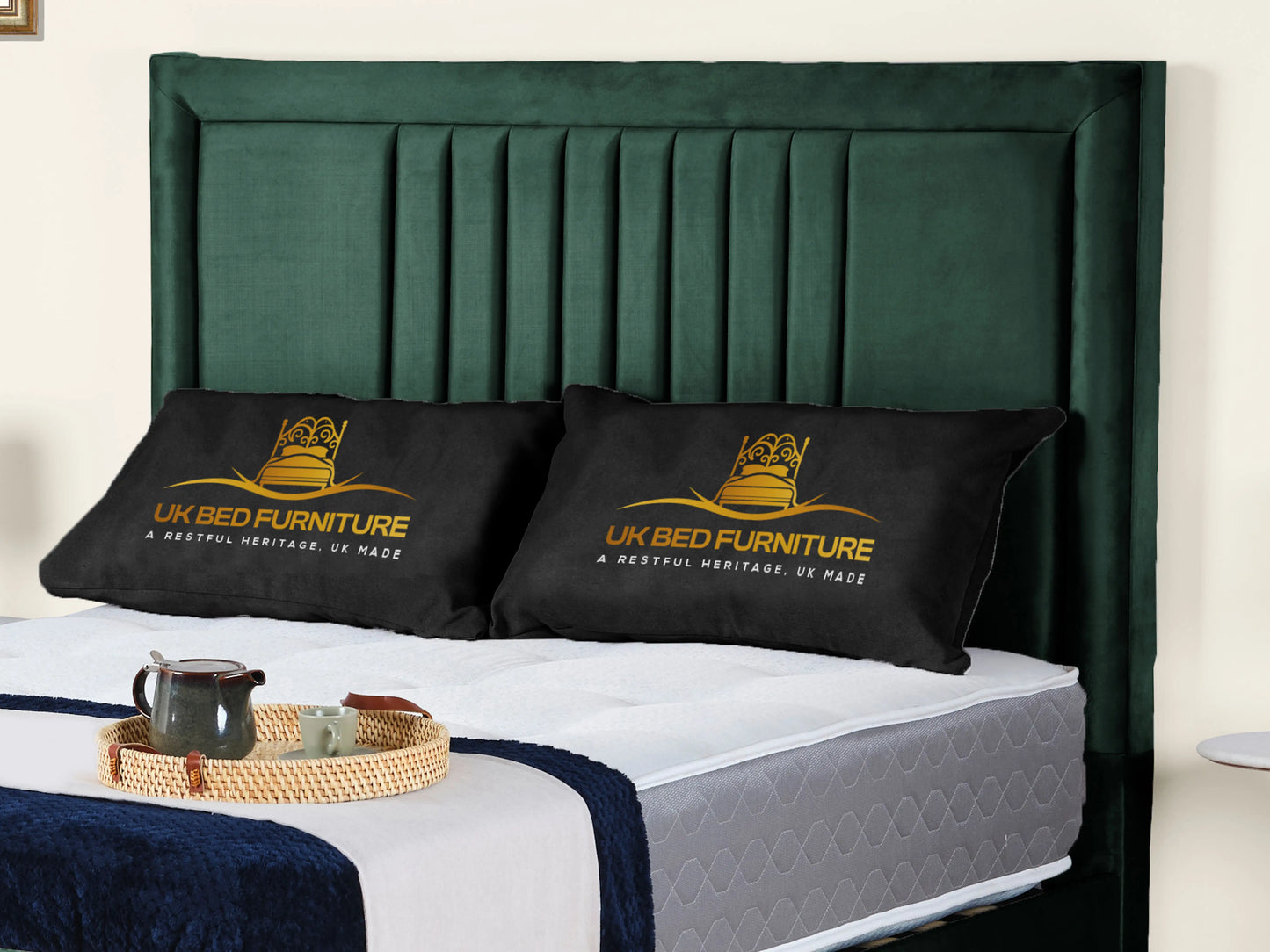 Cannas upholstered bed