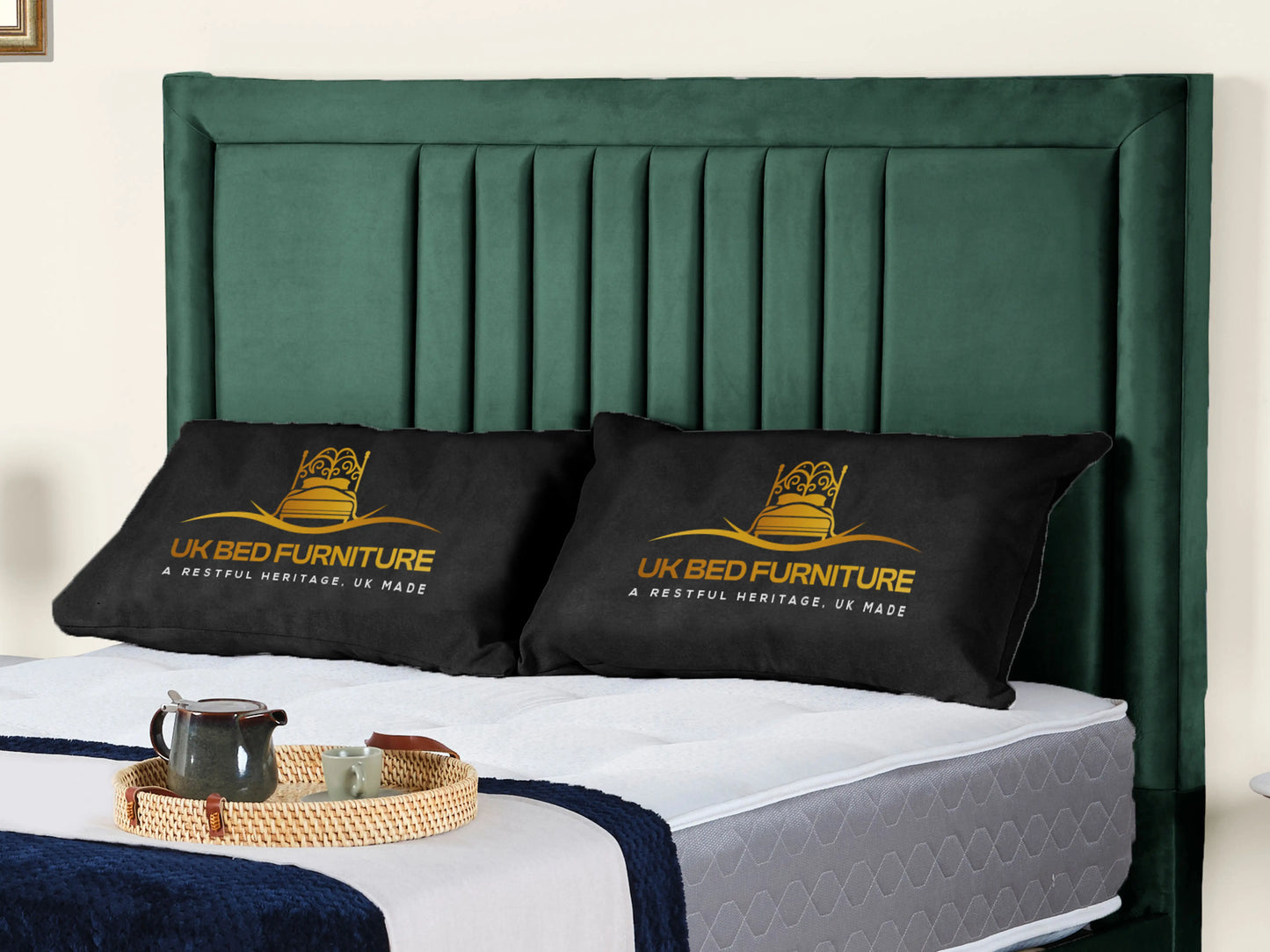 Cannas upholstered bed