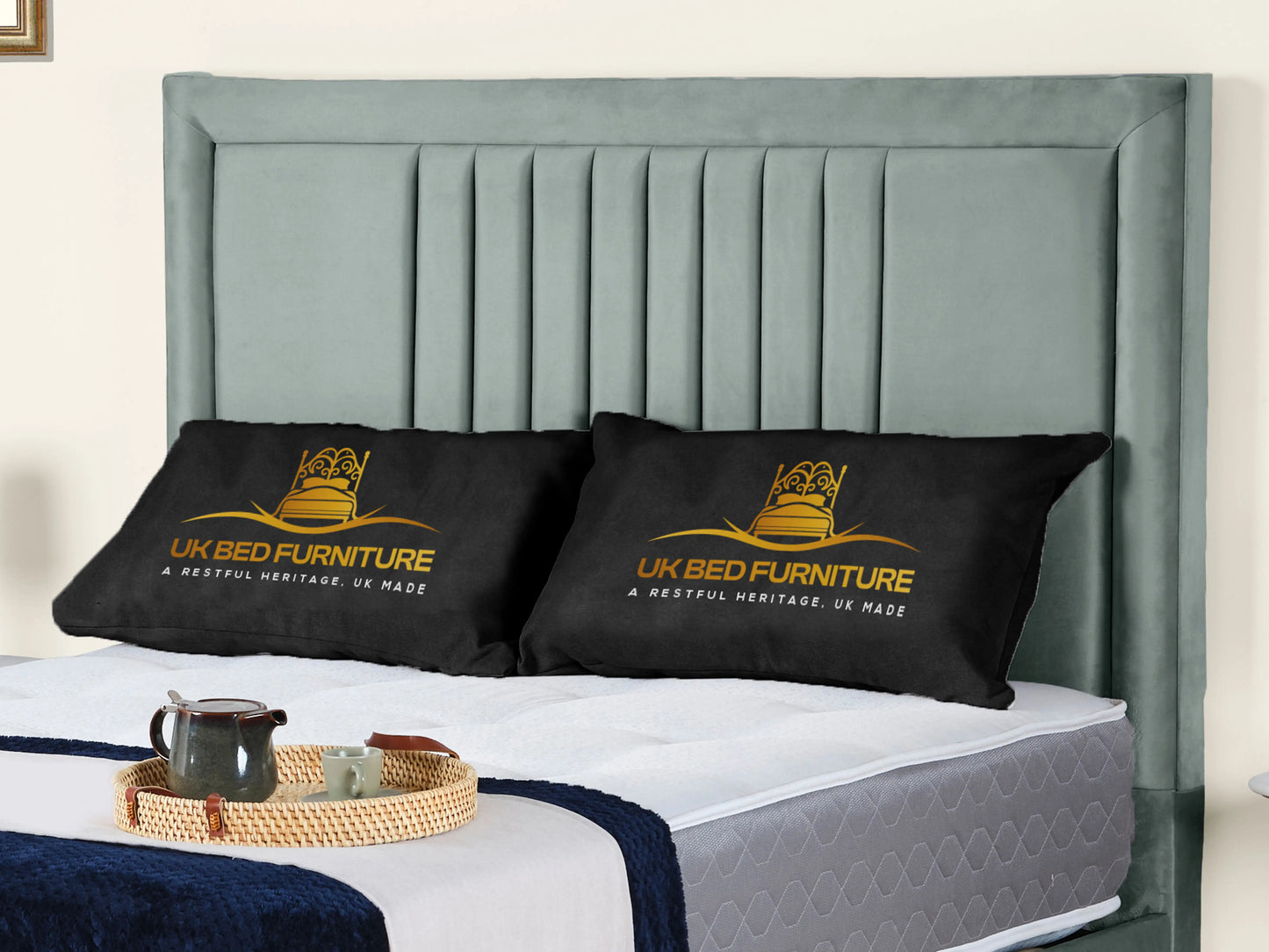 Cannas upholstered bed