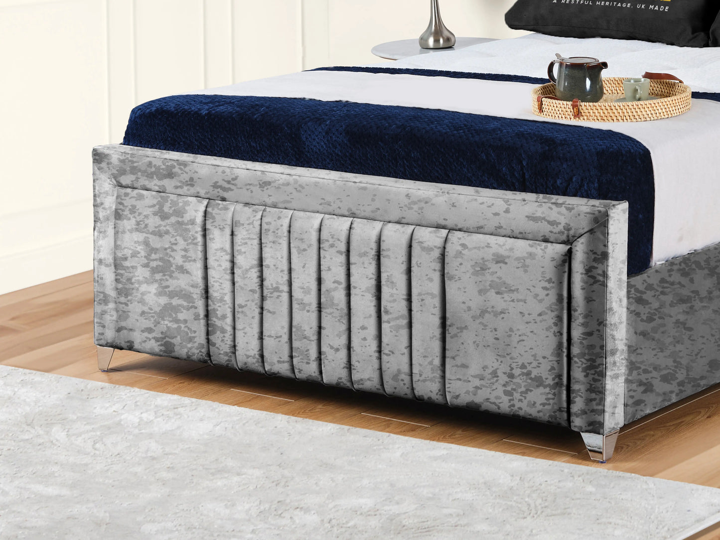 Cannas upholstered bed