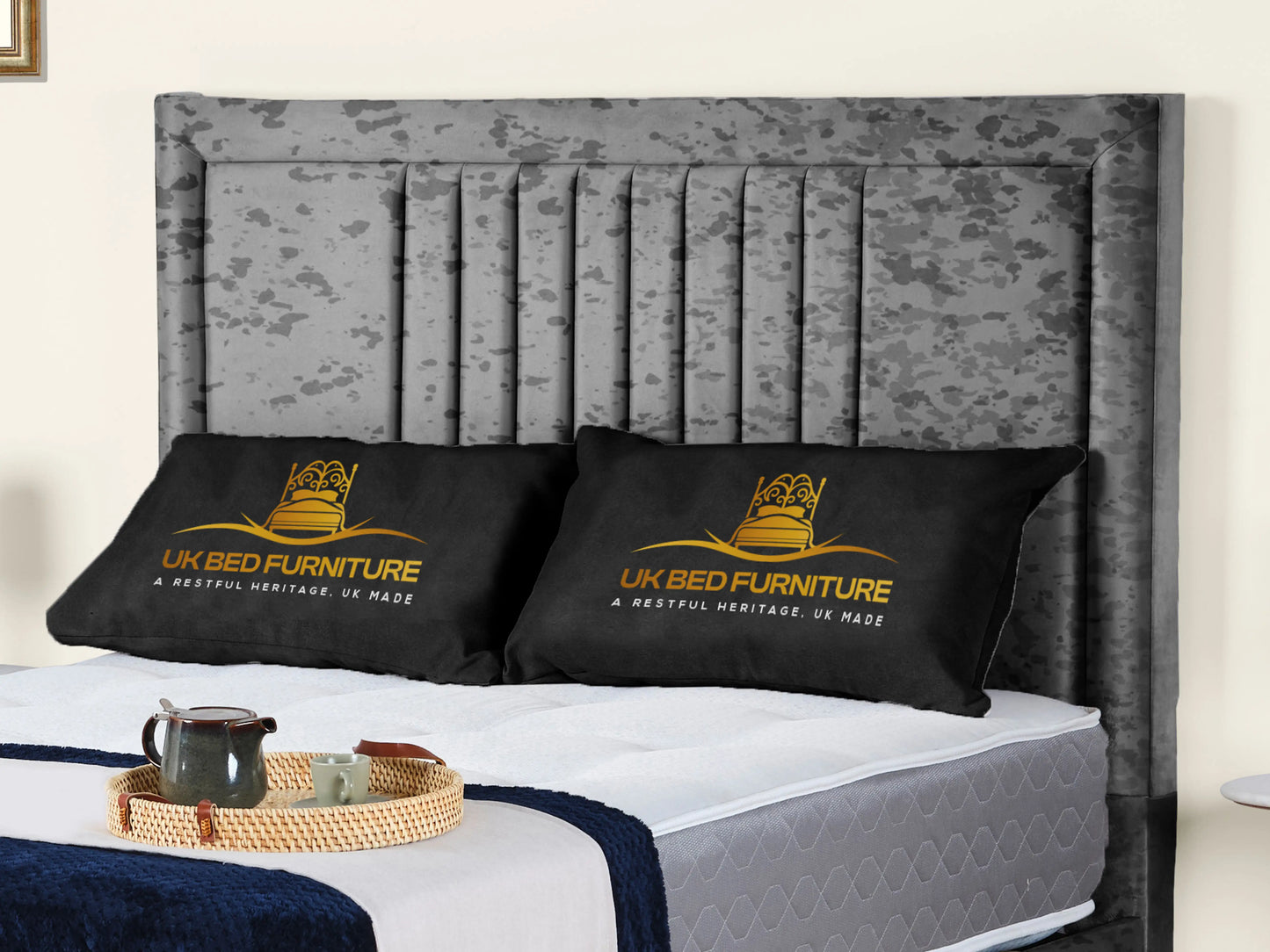 Cannas upholstered bed