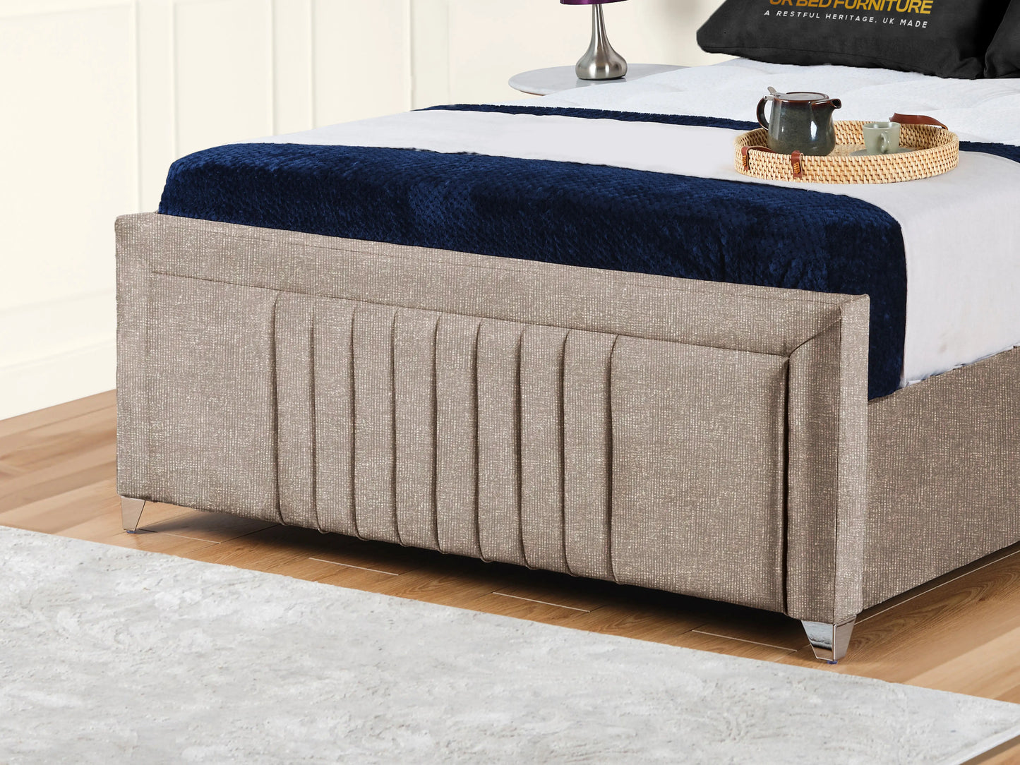 Cannas upholstered bed