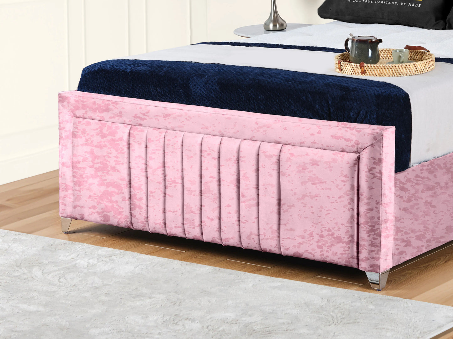 Cannas upholstered bed