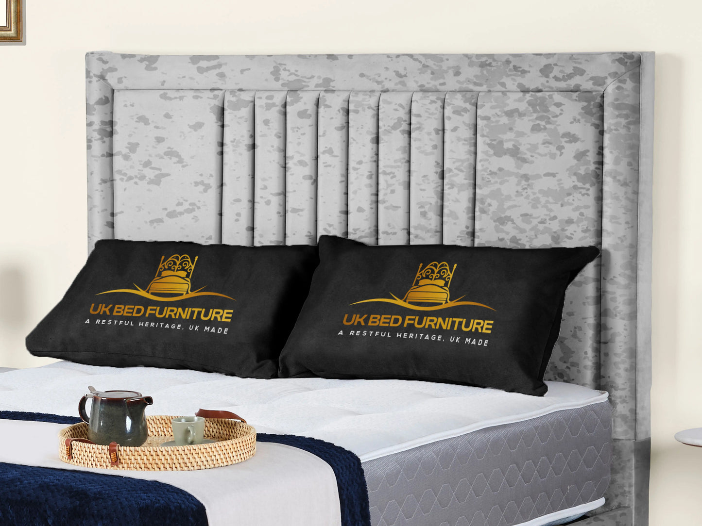 Cannas upholstered bed