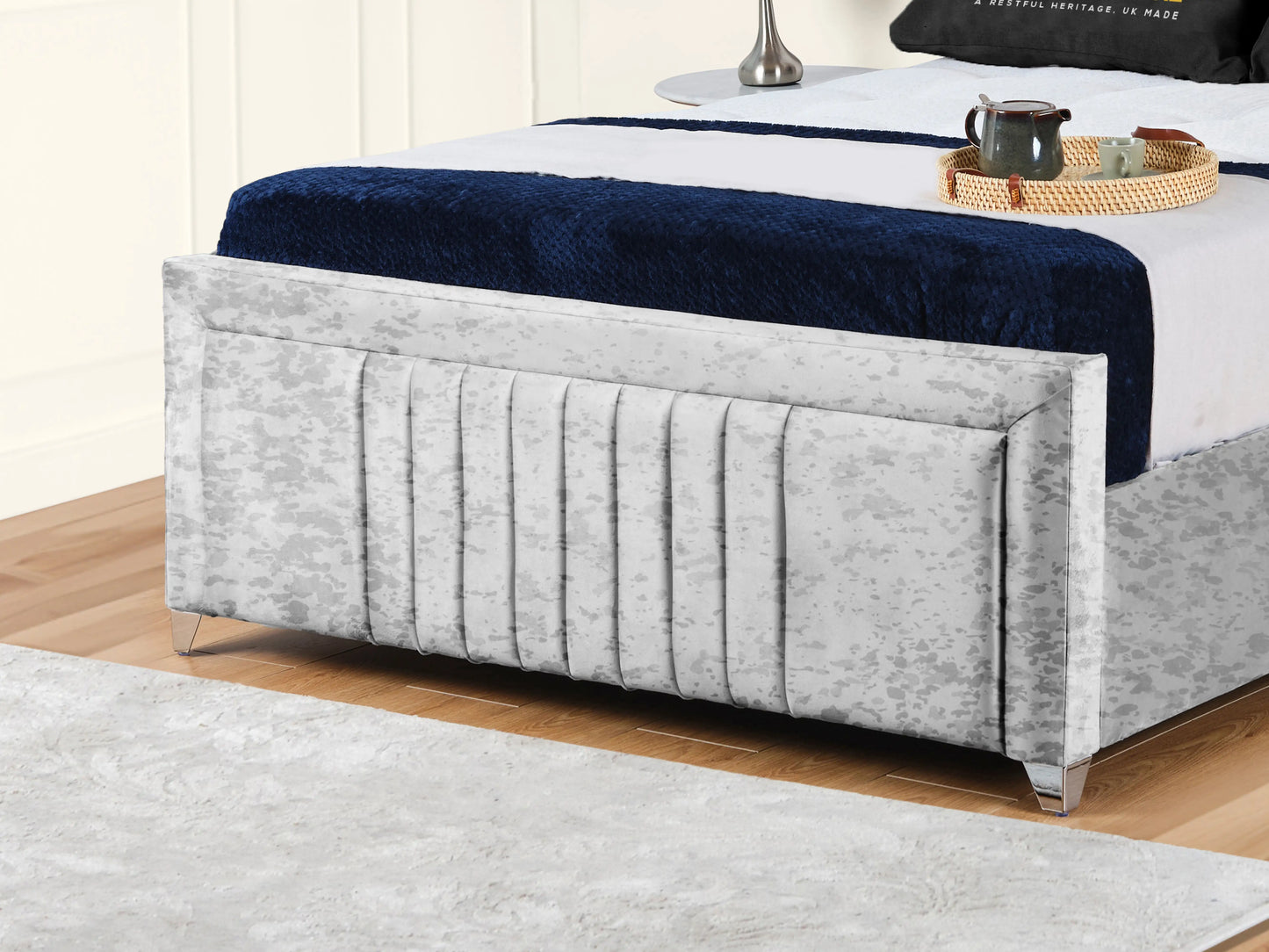Cannas upholstered bed