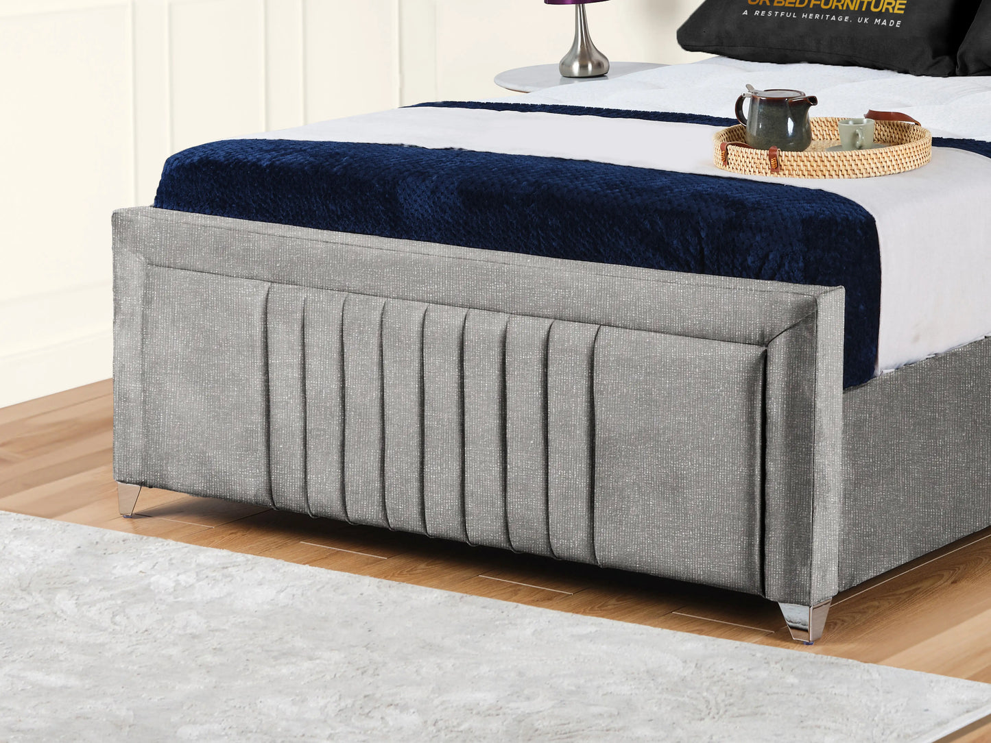 Cannas upholstered bed