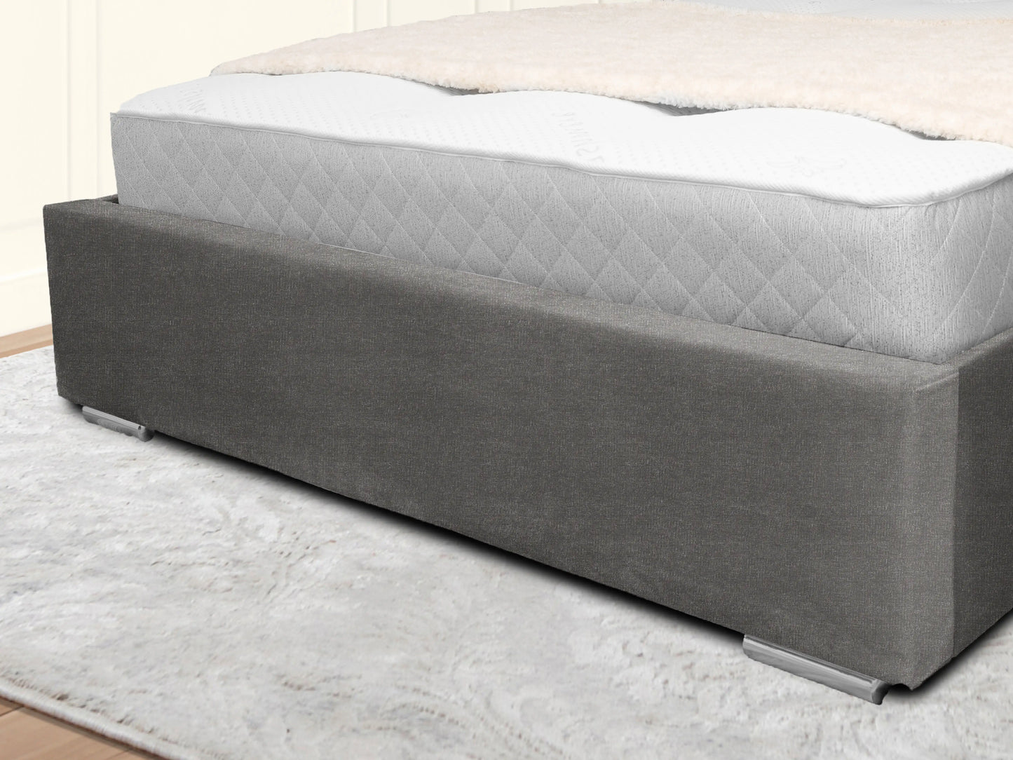 Middleton Winged Upholstered Bed