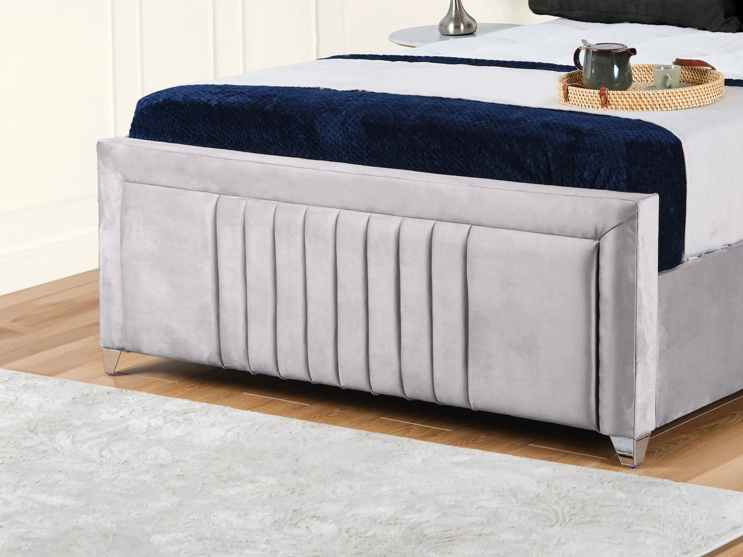 Cannas upholstered bed