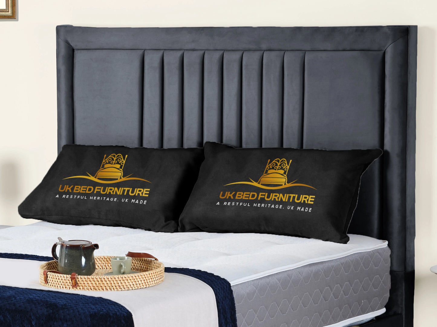 Cannas upholstered bed