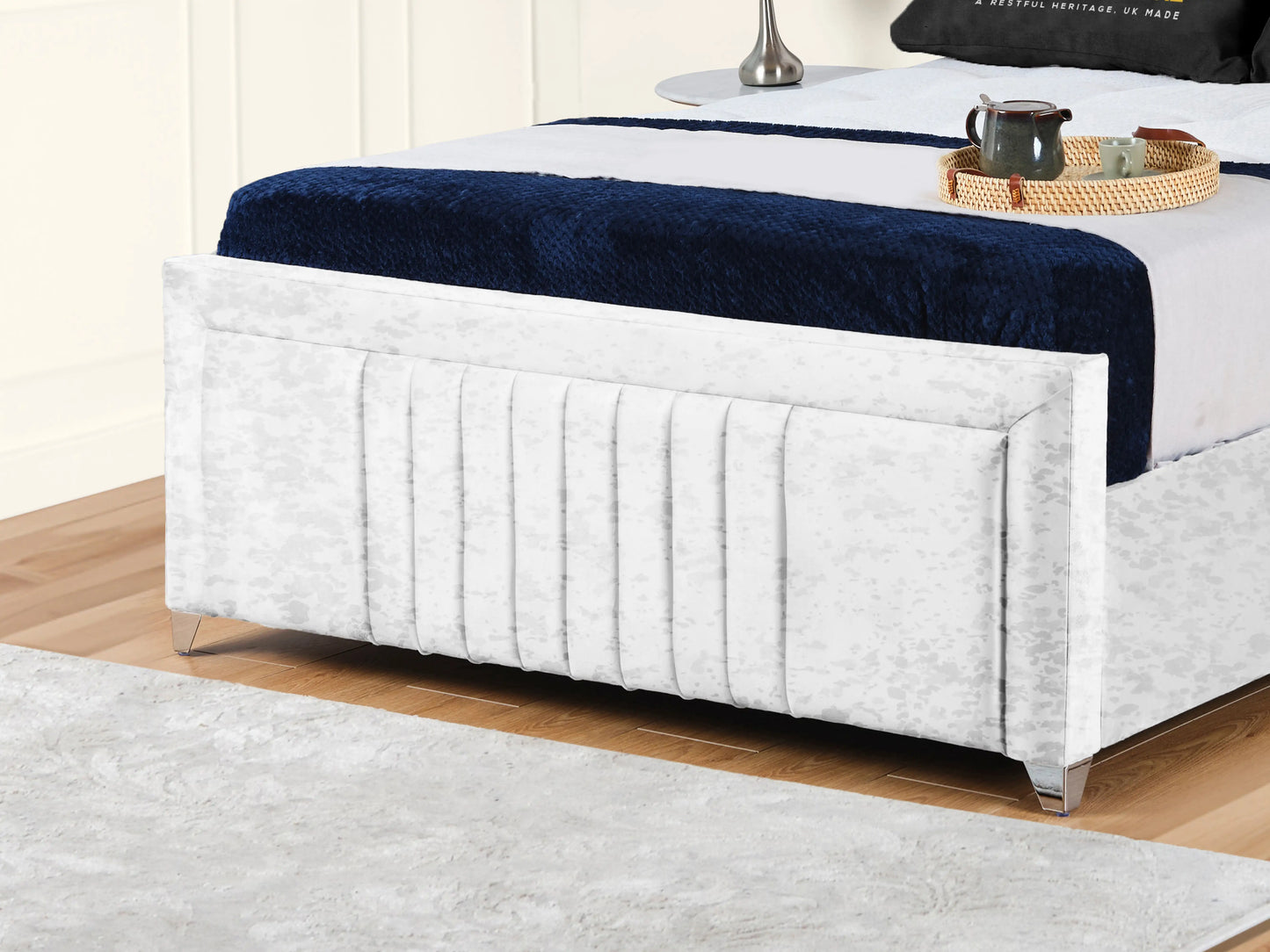 Cannas upholstered bed