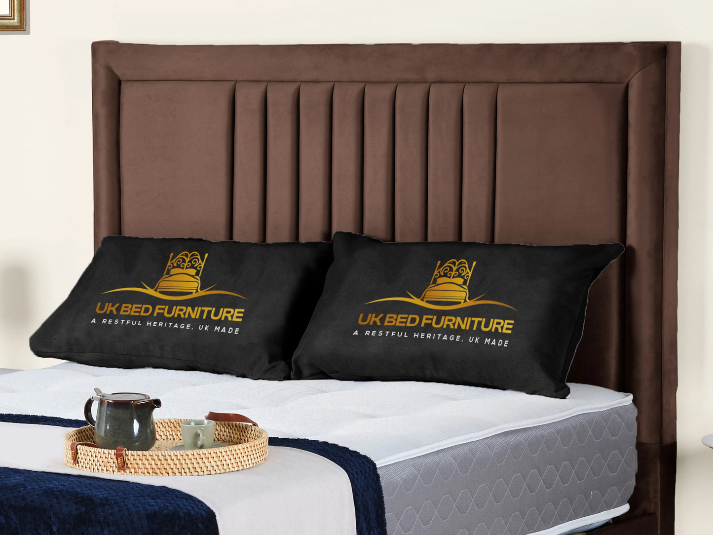 Cannas upholstered bed