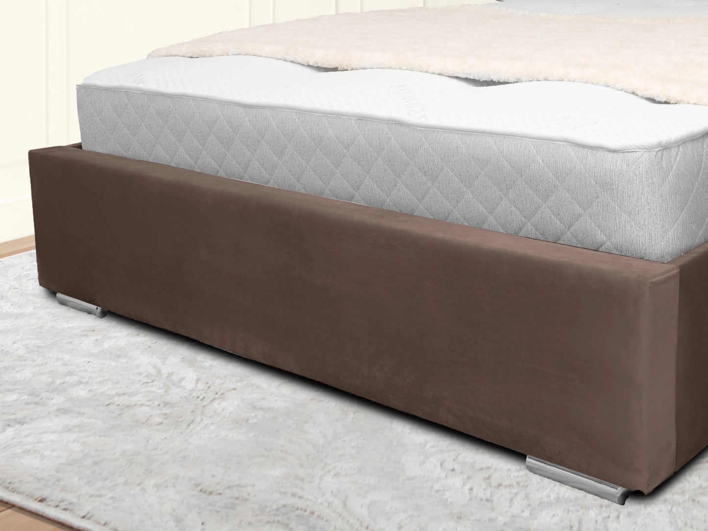 Middleton Winged Upholstered Bed