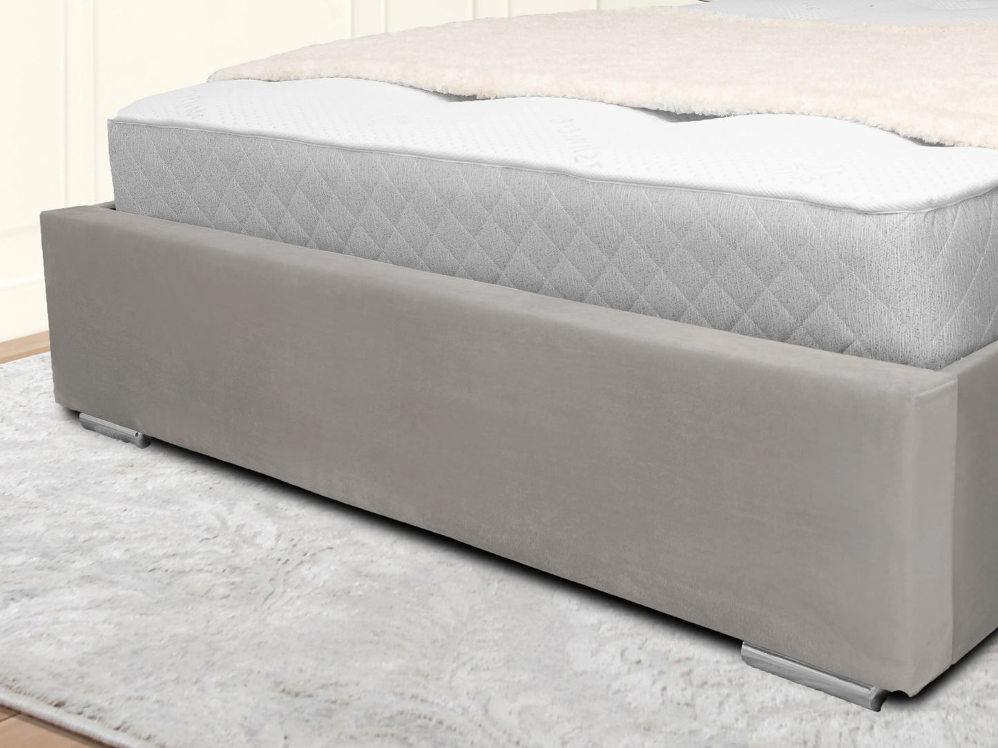Middleton Winged Upholstered Bed