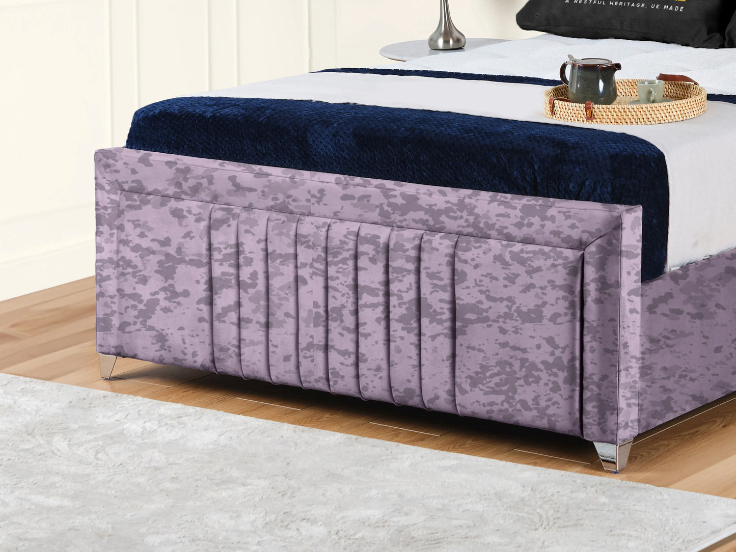 Cannas upholstered bed