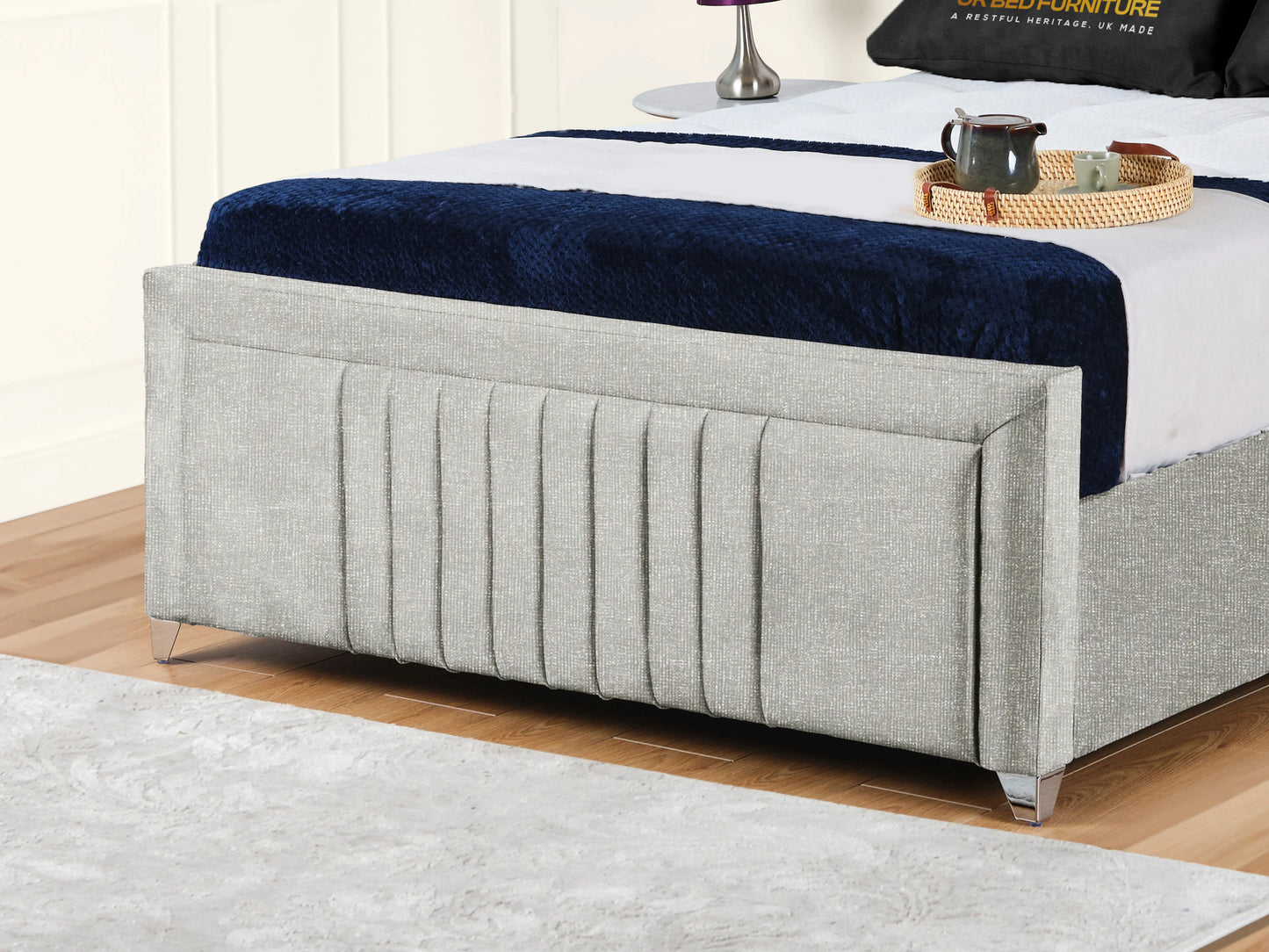 Cannas upholstered bed