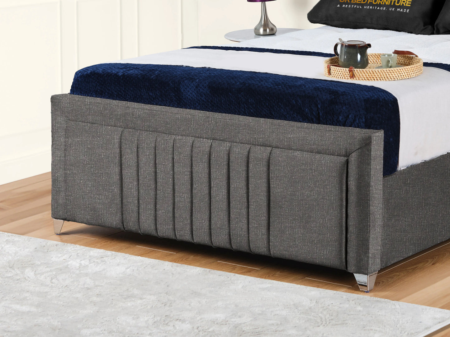 Cannas upholstered bed