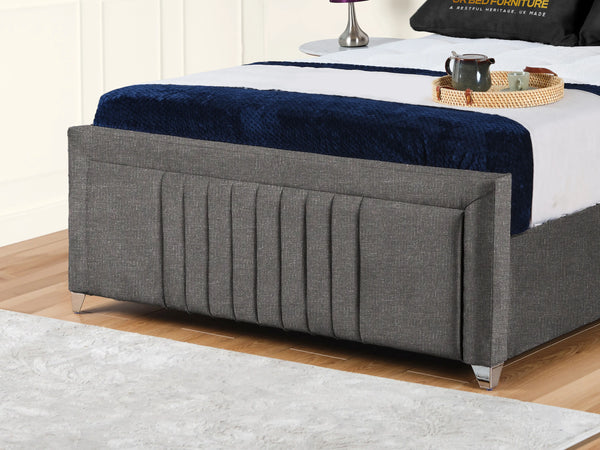 Cannas upholstered bed
