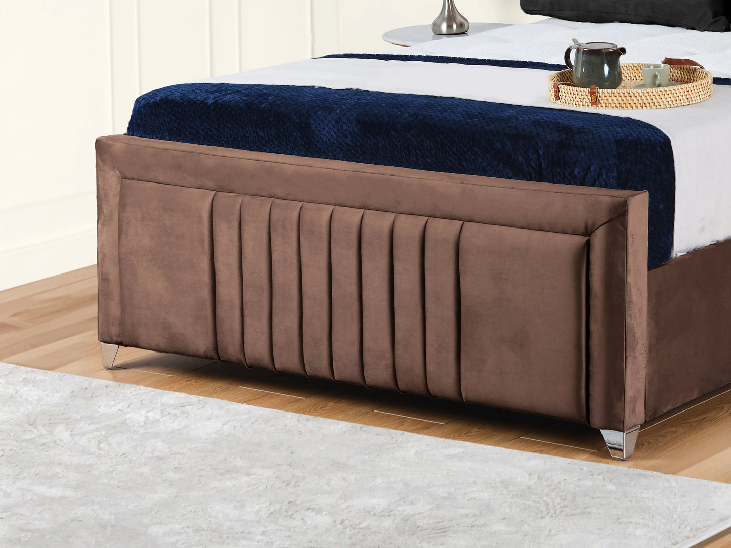 Cannas upholstered bed
